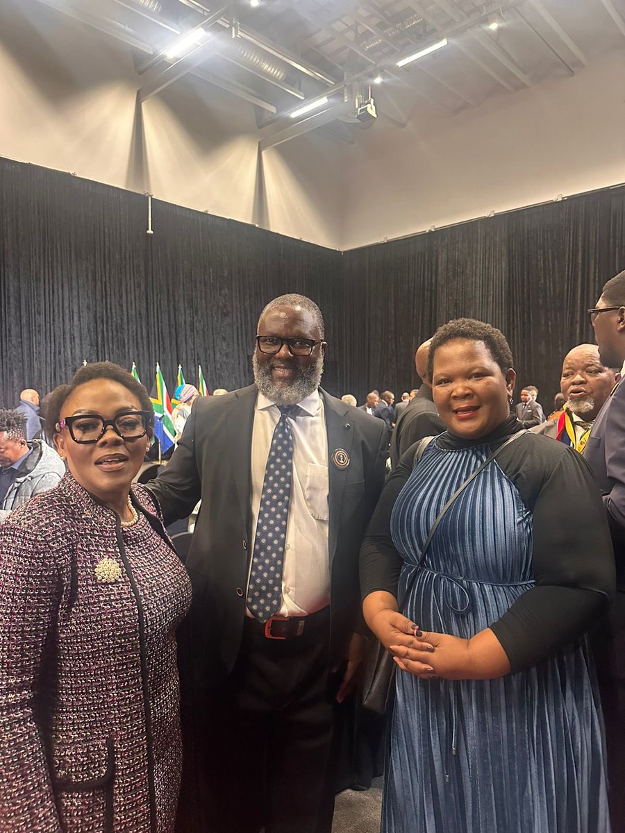 Minister Inkosi Mzamo Buthelezi with Deputy Minister Ms. Pinky Kekana and Director-General Ms. Yoliswa Makhasi at the swearing in ceremony in Cape Town.