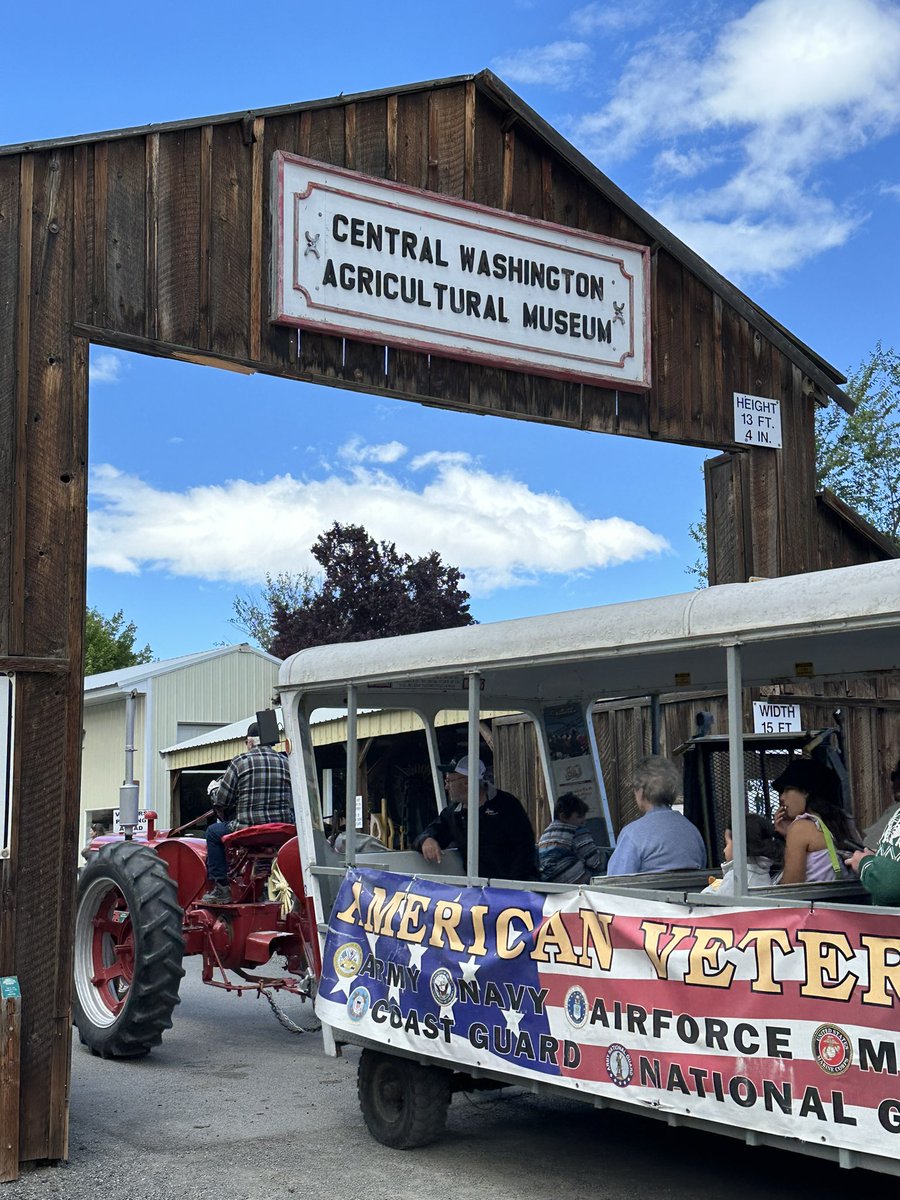 cherrydude's tweet photo. This week's #Top4Theme is #Top4Blue - @obligatraveler @intheolivegrov1 @OdetteDunn @pipeaway_travel 
> Blue sky of orchard &amp; Mt Hood
> Blue mats at local Kid’s Castle
> Blue ‘bag’ shakers on cherry packing line
> Blue skies during Old Town Days @CentralMuseum https://t.co/Lt2gqM5ZTa