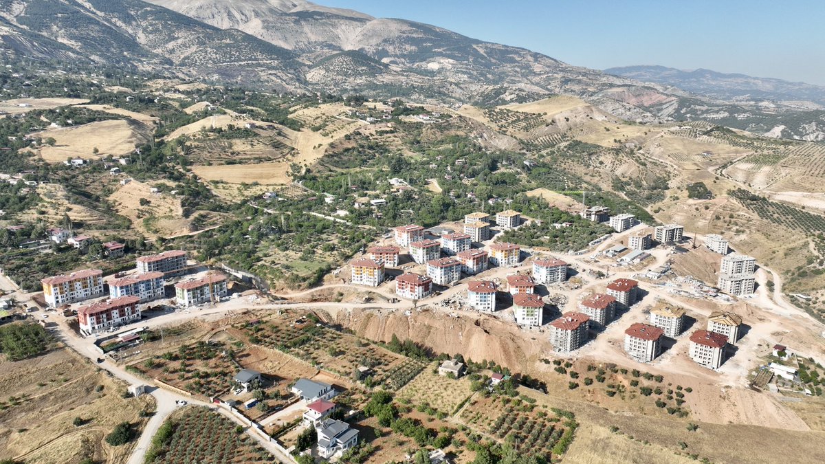 DulkadirogluTC's tweet photo. 🏡#TOKİ #Akyar #DepremKonutları🇹🇷
#Dulkadiroğlu Akyar Mahallesi’nde 274 bin m² arazi üzerine 108 blok, 2062 daireden oluşacak deprem konutlarımızın inşaat çalışmaları tamamlandı.
Konut: 3+1 Brüt: 108 m² Net: 87 m² https://t.co/AYKcxuy2zs