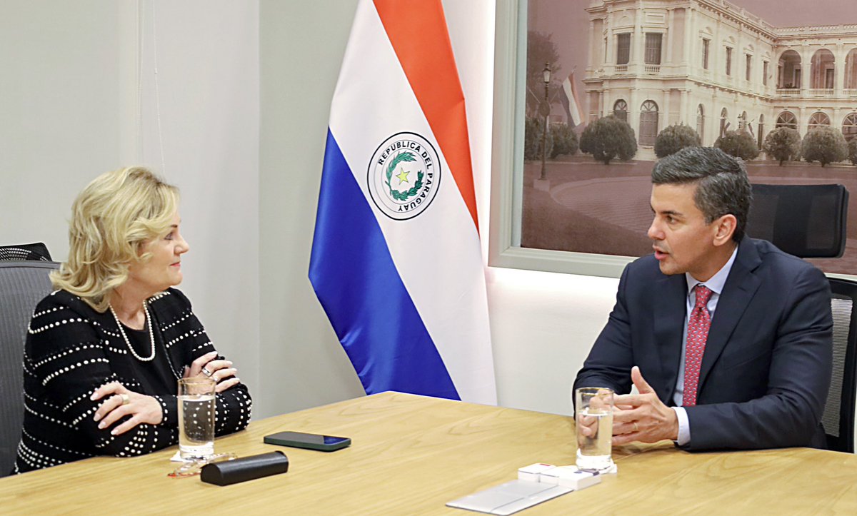 majoarganapy's tweet photo. Fui recibida por el Señor Presidente @santipenapy de manera a informar sobre el plan de trabajo a llevar a cabo al frente de la Embajada ante la República Italiana🇮🇹. Honrada y agradecida por la confianza depositada https://t.co/RIgo9o2jsD