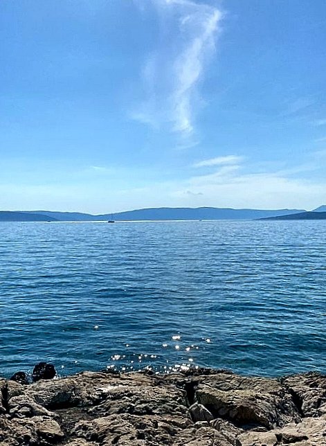sanjaraic1's tweet photo. halcyon stillness
emboxed in ceaseless blueness
glistening edges
#vss365 #box #haikuchallenge #ceaseless #haiku #vacationphoto https://t.co/X9gclZUC6B