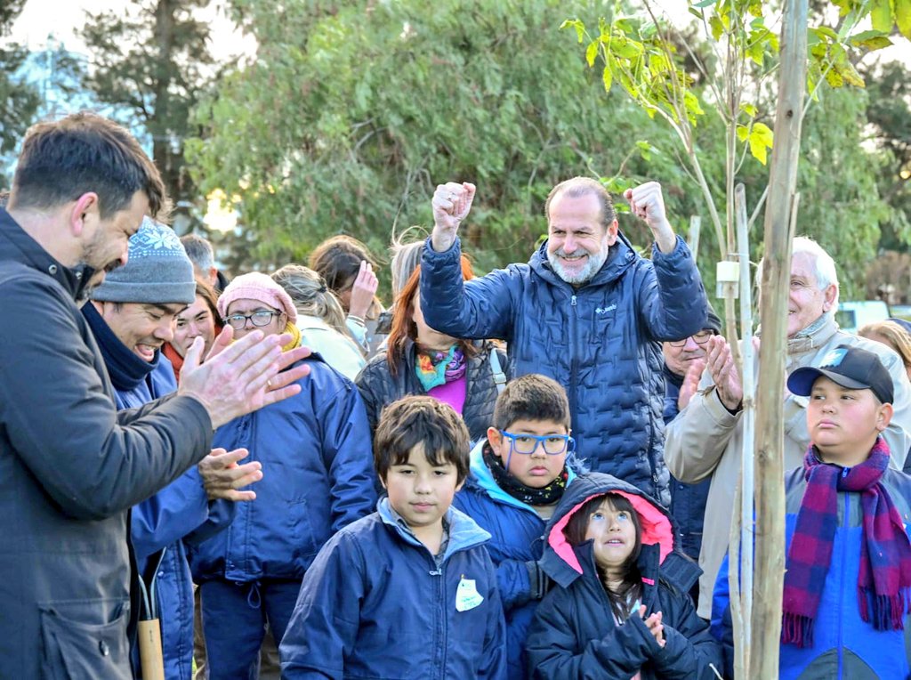 Val_Fabian's tweet photo. #ReverdecerBahía ya comenzo a ser una realidad!🌳

En el paseo lineal de Cuyo hoy se dio inicio a la reconstrucción forestal, esta zona ya comenzo con la transformacion y plantacion de una enorme cantidad de arboles.

Estamos agradecidos al Intendente @fsusbielles🙌 por convocarnos a colaborar en este programa que para este año tiene por objetivo plantar 14.000 ejemplares y 14.000 mas para el 2025.
Este es el camino del decir y el hacer, Bahia requiere de esta fuerza y empuje que dia a dia es mas fuerte, un gobierno que marca el camino, en este caso el de reconstruir la ciudad luego del temporal, de plantar cada arbol caido.

Hoy demostramos que #EnEquipo podemos lograrlo, si seguimos unidos todo es posible. 🙌

@MunicipioBahia