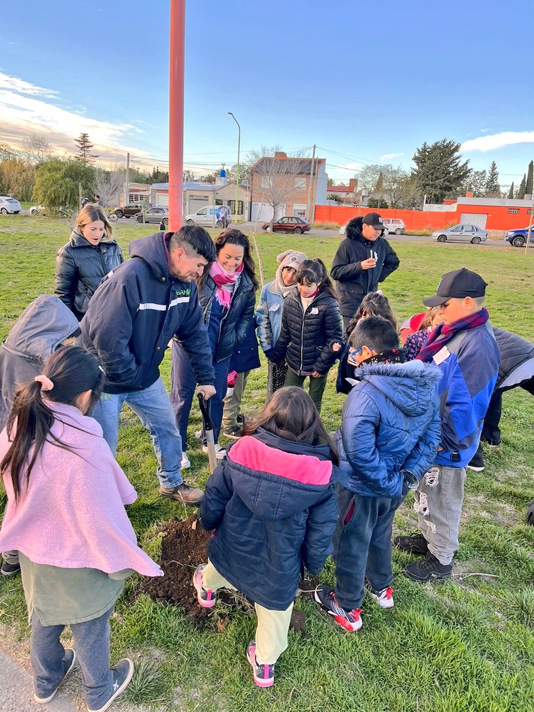Val_Fabian's tweet photo. #ReverdecerBahía ya comenzo a ser una realidad!🌳

En el paseo lineal de Cuyo hoy se dio inicio a la reconstrucción forestal, esta zona ya comenzo con la transformacion y plantacion de una enorme cantidad de arboles.

Estamos agradecidos al Intendente @fsusbielles🙌 por convocarnos a colaborar en este programa que para este año tiene por objetivo plantar 14.000 ejemplares y 14.000 mas para el 2025.
Este es el camino del decir y el hacer, Bahia requiere de esta fuerza y empuje que dia a dia es mas fuerte, un gobierno que marca el camino, en este caso el de reconstruir la ciudad luego del temporal, de plantar cada arbol caido.

Hoy demostramos que #EnEquipo podemos lograrlo, si seguimos unidos todo es posible. 🙌

@MunicipioBahia