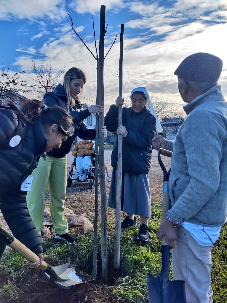 Val_Fabian's tweet photo. #ReverdecerBahía ya comenzo a ser una realidad!🌳

En el paseo lineal de Cuyo hoy se dio inicio a la reconstrucción forestal, esta zona ya comenzo con la transformacion y plantacion de una enorme cantidad de arboles.

Estamos agradecidos al Intendente @fsusbielles🙌 por convocarnos a colaborar en este programa que para este año tiene por objetivo plantar 14.000 ejemplares y 14.000 mas para el 2025.
Este es el camino del decir y el hacer, Bahia requiere de esta fuerza y empuje que dia a dia es mas fuerte, un gobierno que marca el camino, en este caso el de reconstruir la ciudad luego del temporal, de plantar cada arbol caido.

Hoy demostramos que #EnEquipo podemos lograrlo, si seguimos unidos todo es posible. 🙌

@MunicipioBahia