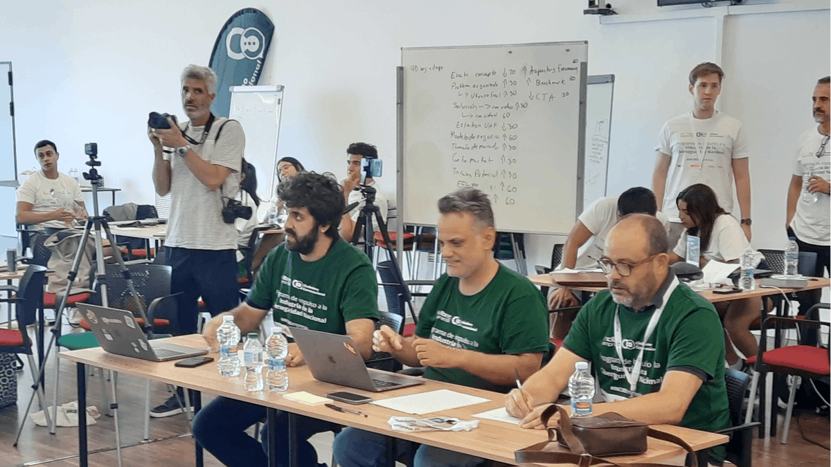 geeks_academy's tweet image. Hace unos días estuvimos en el Hackathon de Soluciones WhatsApp en Smart Cities impulsado por @CConversacional  e @INCIBE en @Inn_Somnia 

🏆 El proyecto ganador tuvo entre sus participantes a Esperanza Fornés, alumna de la actual edición del bootcamp Full Stack Developer de…