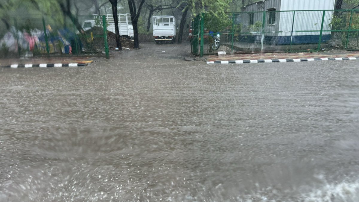 vikramchandra's tweet photo. 15 days ago there were protests in Delhi because of water shortage. 

Now this. 

Isn’t it logical to dig rainwater harvesting pits on the sides of these roads and store the water? https://t.co/I6Y433JWun