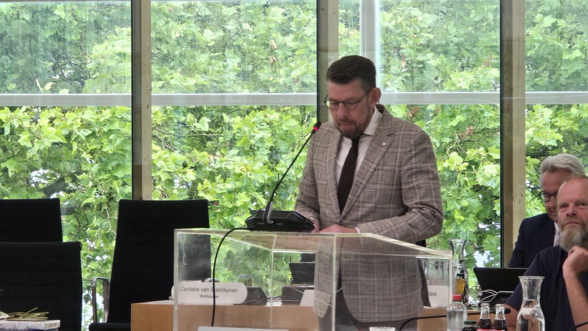 Bouke Arends heeft nog geen dag spijt van zijn burgemeesterschap, zegt hij na het voorstel tot herbenoeming. Wel dat hier economisch en sociaal mogelijk is. Ruimtelijke minder. Daar moest hij aan wennen. Ook aan kritiek op Westland. "Daar word ik chagrijnig van." #wldebat