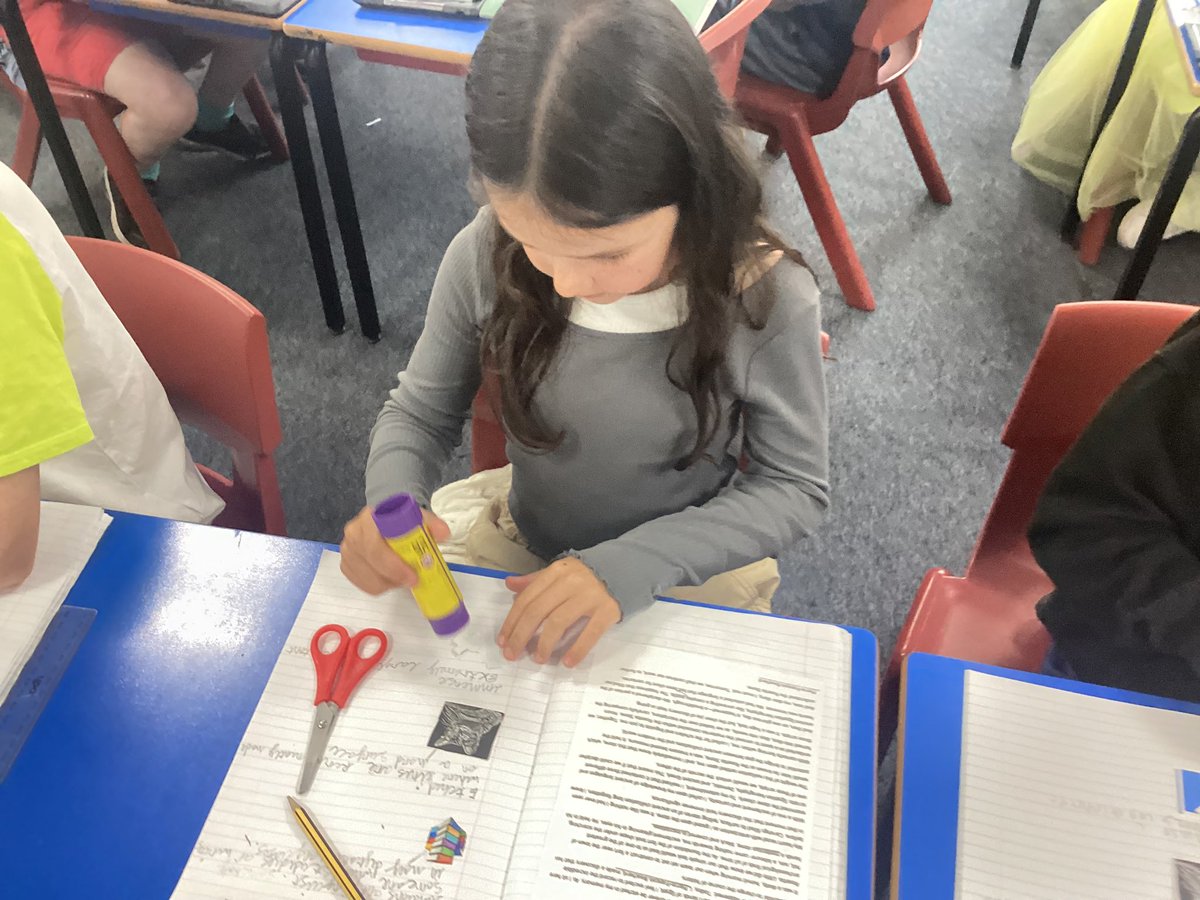 PDA_Y3's tweet image. Great concentration in English as we looked at our tricky words. #pdaenglish