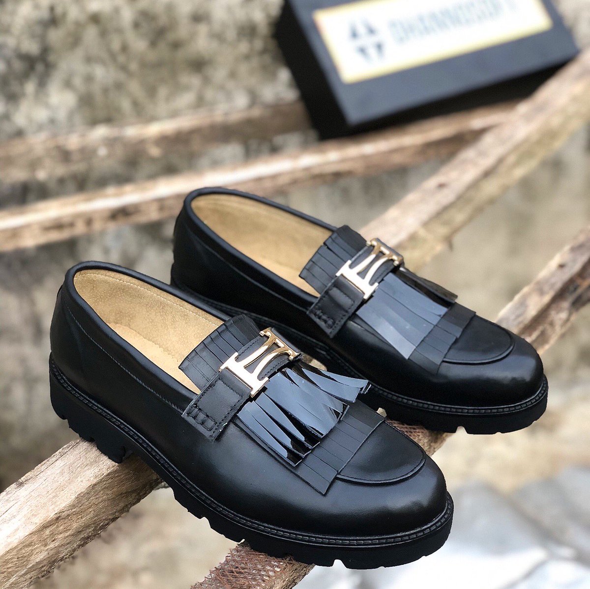 DOKtheCREATOR's tweet photo. Day 1 @LukmonOdunayo @e_llustrator 
Sometime last month, i created a 4-in-1 horsebit loafers for a client. All you have to do is change the kiltie on the vamp to the color you want. A testament of my creativity 🧚🏽🧚🏽🧚🏽 https://t.co/rtKl8NaeRT