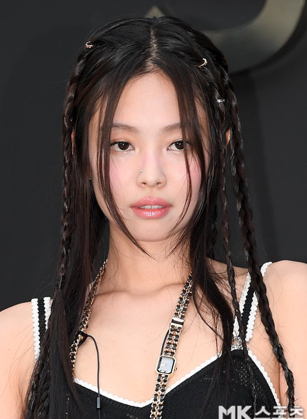 AboutMusicYT's tweet photo. BLACKPINK's Jennie debuts a nose piercing. https://t.co/3RQNsZ2IB7