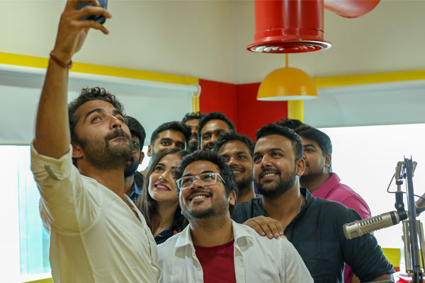 sameernandoori's tweet photo. 6 years to this epic cinema ! A game changer for all those who involved #eenagaranikiemaindi 🤌🏼💝🎫
Glimpses from the "First Song Launch" in my Show on Mirchi.
#throwback #telugucinema #music #sameersays https://t.co/50gifE5Kb9