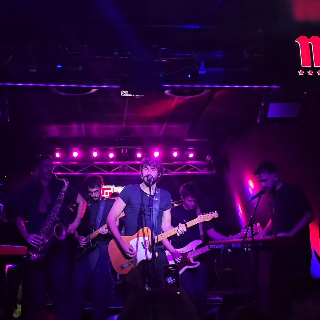 🎶#Crónica <a href="/extasisband_/">Éxtasis</a> pone a bailar al público en su primera noche madrileña

➡️ actuapress.es/extasis-pone-a…

#Éxtasis #Conciertos #Madrid