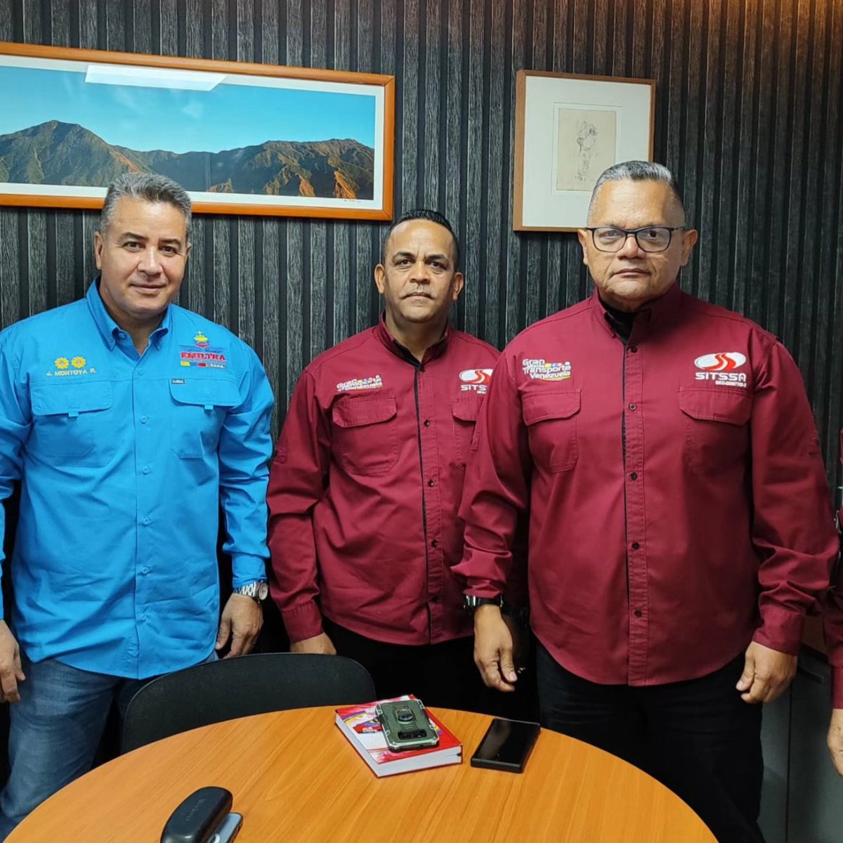 EmiltraFANB's tweet photo. En la sede de la Empresa Militar de Transporte de la FANB S.A, se realizó reunión de coordinación con el @sitssaoficial,  ente que prestará el servicio de transporte masivo para los venideros IV Juegos Mundiales de Cadetes (Agosto 2024). https://t.co/Nt8g77Ca93