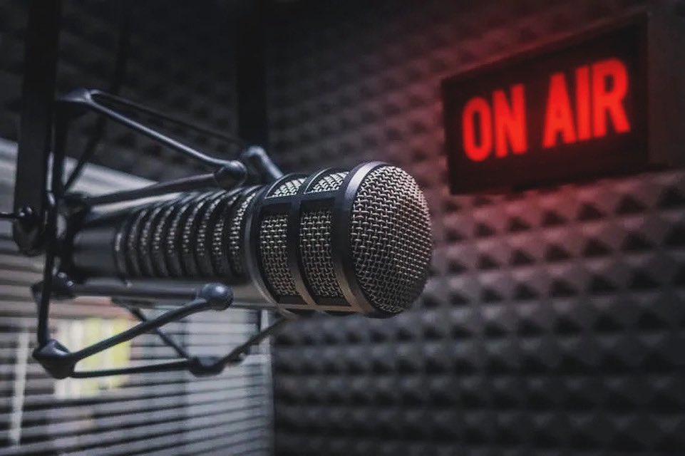 Desde <a href="/radiofeelingfm/">Feeling FM 91.7</a> saludamos a quienes día a día le ponen voz y contenido a la radio: Feliz Día del Locutor #locutor #locutora #locutores #3dejulio #diadellocutor