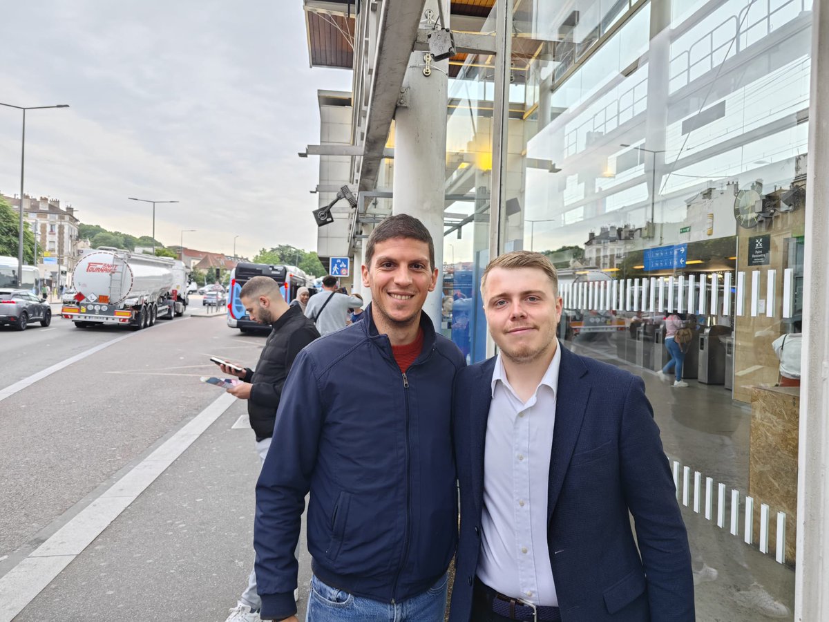 ClementPecqueux's tweet photo. Tractage très matinal pour soutenir @LouisBoyard dans la 3eme circonscription du Val de Marne. 

A Villeneuve St Georges, face à une droite incapable de diriger la ville, les habitant-es ont besoin d'espoir et de renouveau.

Heureusement #NouveauFrontPopulaire est là ! https://t.co/SR1IhJhBD1