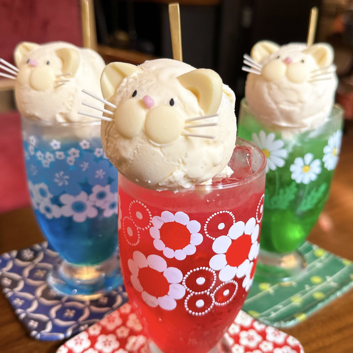 京都の京都市役所前駅近くにある町家猫喫茶 うたねこ堂では超可愛い