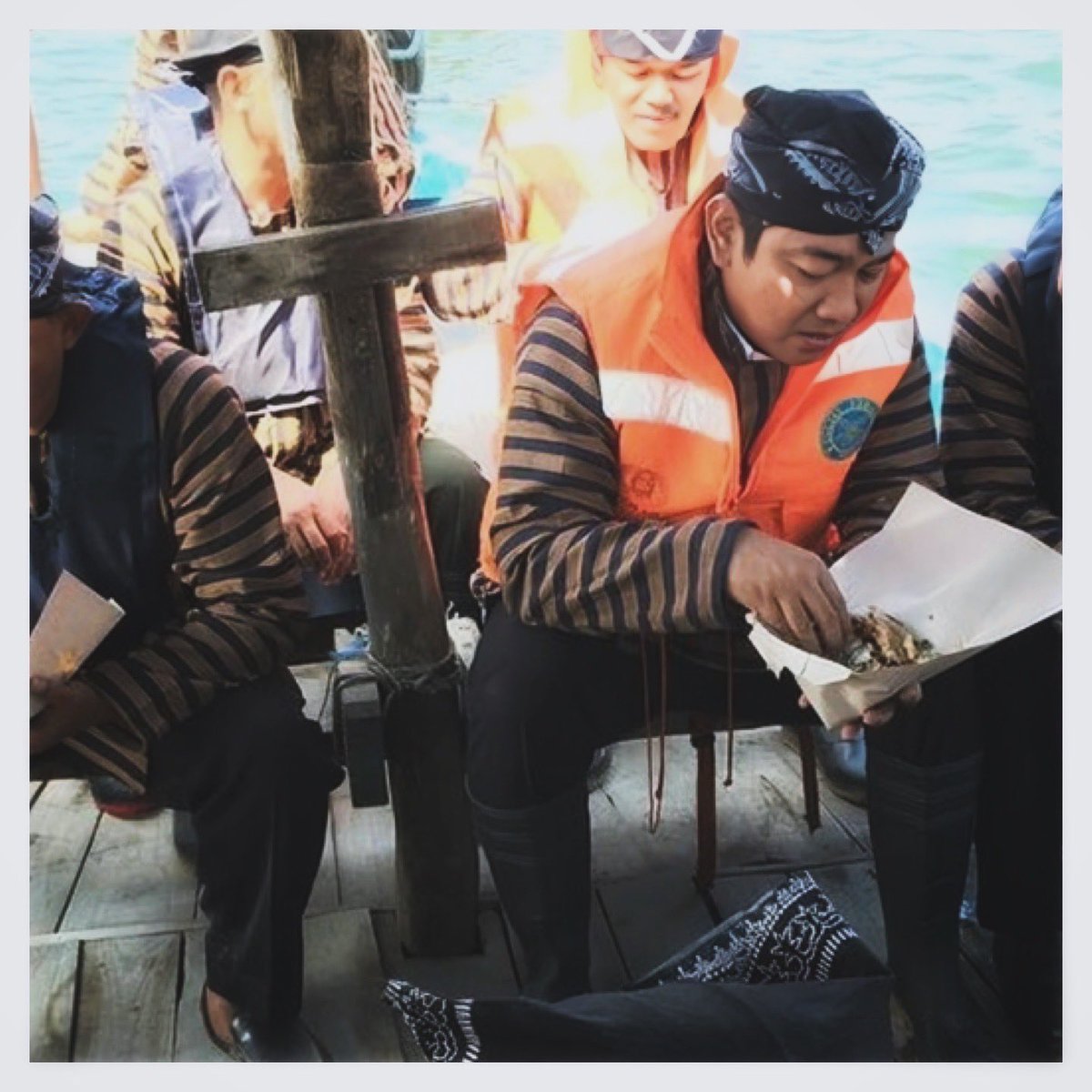 besarnya ombak adalah tantangan, bukan hambatan

📷 Sedekah Laut Nelayan Tambak Lorok, Kota Semarang