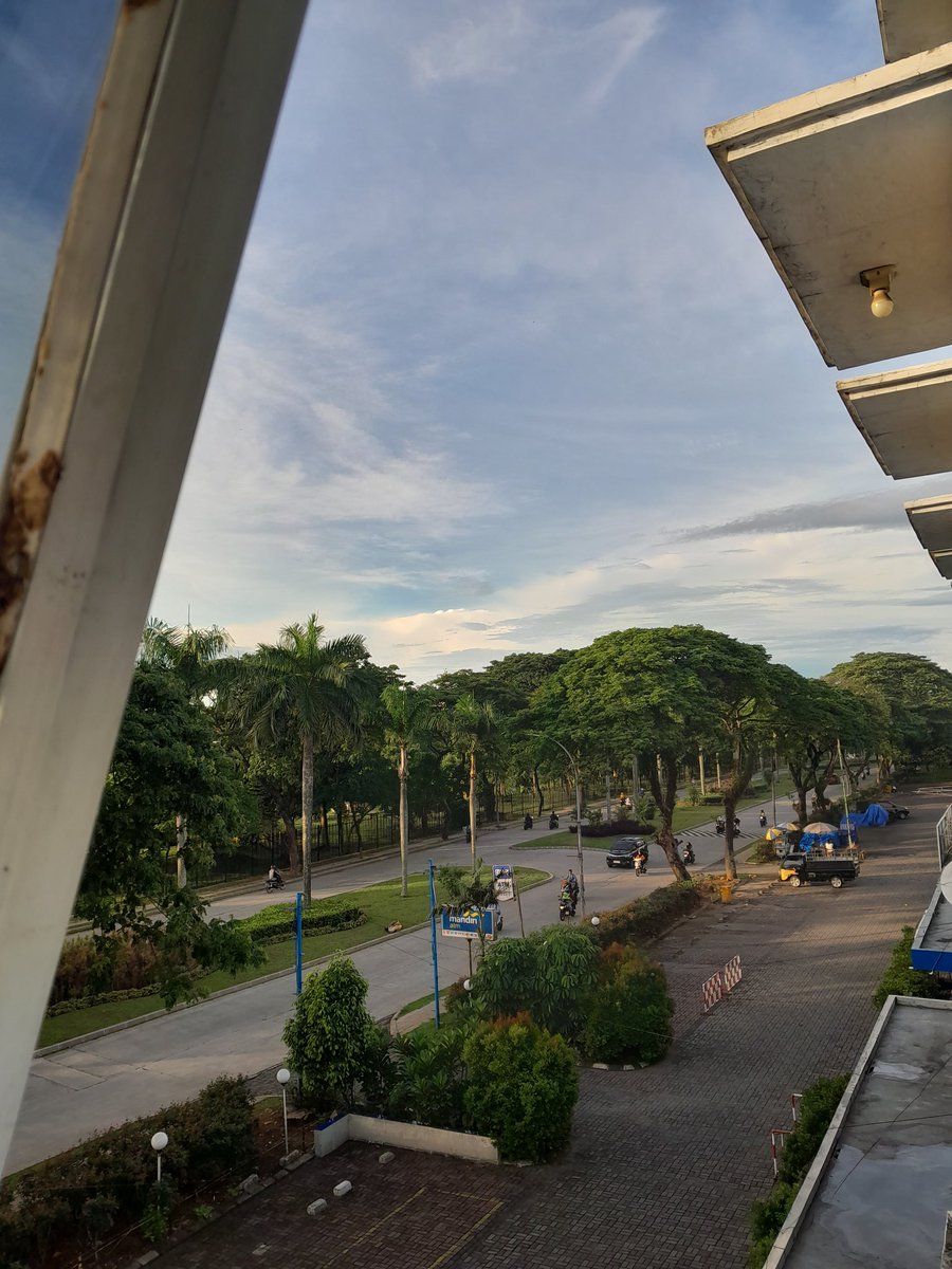 yeahthats's tweet photo. @tanyarlfes view dari kelas https://t.co/Oc4FdDDAhA