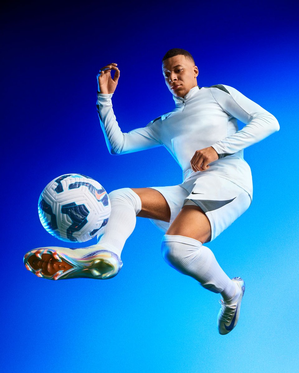 ProD_Soccer_FR's tweet photo. Disponibles ⚡

Les nouvelles Nike Mercurial Blueprint sont arrivées chez Pro:Direct Soccer 😍 

Elles vont être portées par Kylian Mbappé, achète ta paire ici 📲 https://t.co/svBajptqYO https://t.co/v4k0IFyUxs