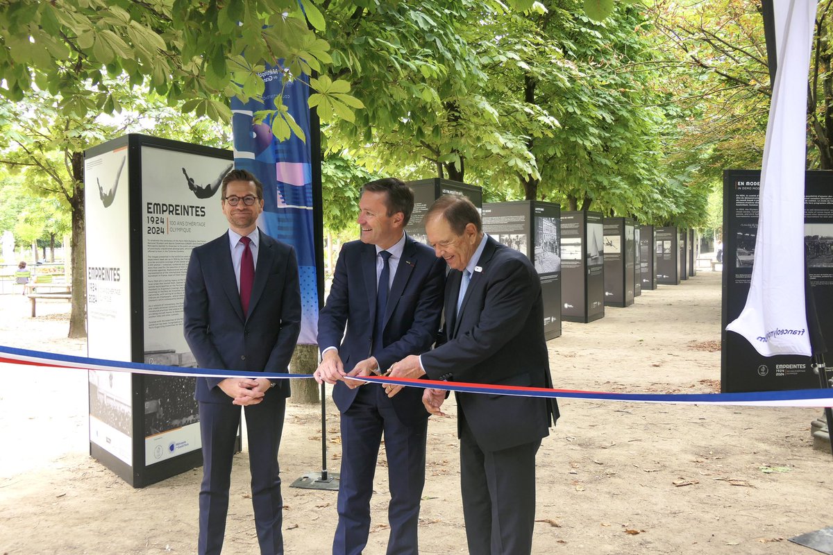 GrandParisMGP's tweet photo. Rendez-vous sportif et culturel au Jardin des Tuileries ! 📸🏃  @patrick_ollier et @DLappartient ont inauguré l’exposition « Empreintes – 1924 / 2024, 100 ans d’héritage olympique », fruit d’un partenariat entre @GrandParisMGP et  @FranceOlympique 🥇  S’inscrivant dans l’ #OlympiadeCulturelle de #Paris2024, les visiteurs peuvent la découvrir jusqu’à fin septembre ! 🤺✨