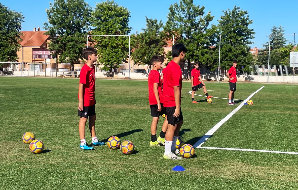 Visitamos hoy el Campus de Verano del CD.Don Bosco y la Academia del Atlético de Madrid <a href="/Cpdonbosco/">CP Don Bosco Badajoz</a> <a href="/Atleti/">Atlético de Madrid</a> en las instalaciones municipales del Viejo Vivero 🔴⚪️🔴 Espectacular nivel! Badajoz es deporte ⚽️ La actividad no se detiene!