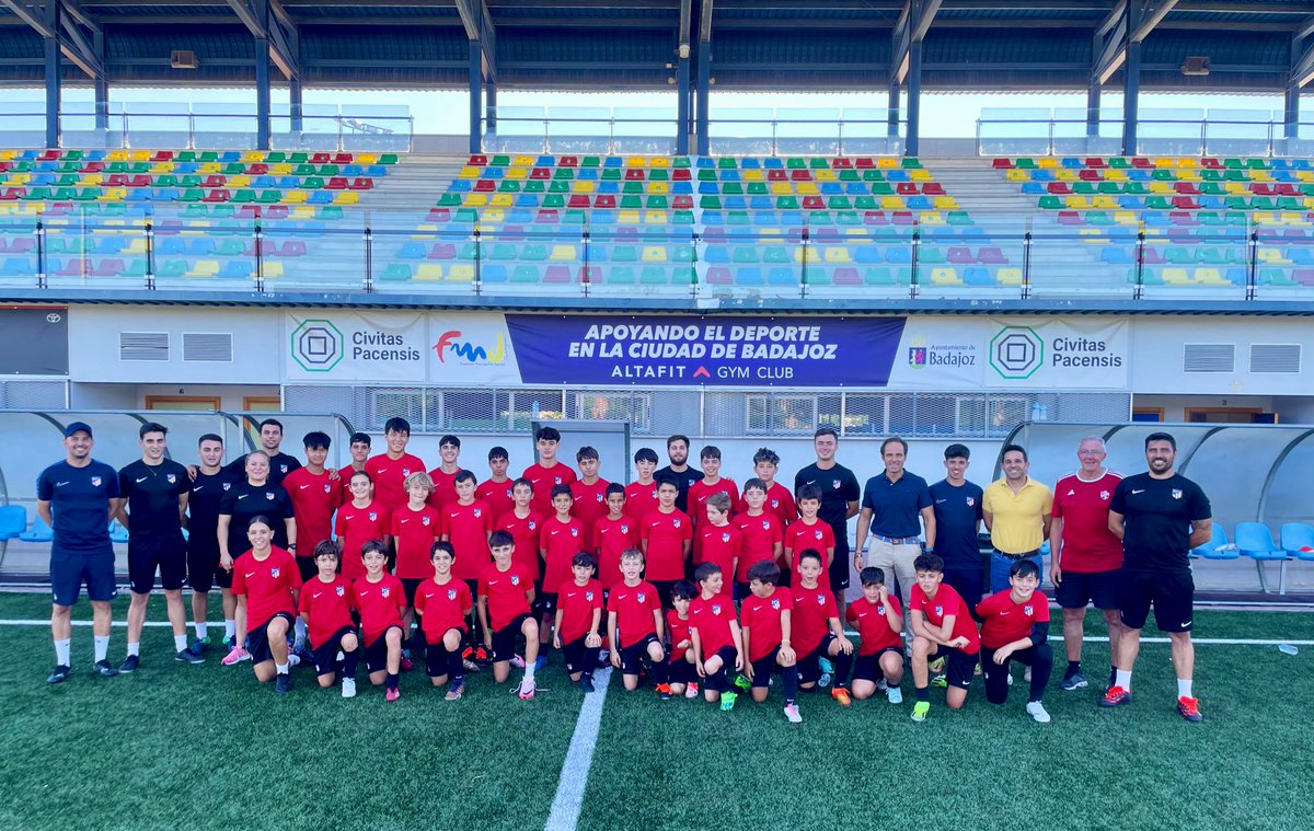 JuanParejoFdez's tweet photo. Visitamos hoy el Campus de Verano del CD.Don Bosco y la Academia del Atlético de Madrid @Cpdonbosco @Atleti en las instalaciones municipales del Viejo Vivero 🔴⚪️🔴 Espectacular nivel! Badajoz es deporte ⚽️ La actividad no se detiene! https://t.co/Ak1eaPAiQN