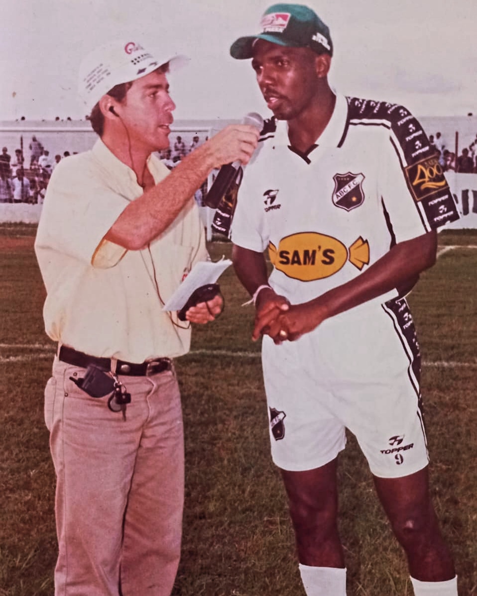 Revirando fotos encontrei essas reliquias de craques que vestiu  camisa do <a href="/ABCFC/">ABC Futebol Clube</a> sendo entrevistado pelo amigo <a href="/Capixaba_/">xxx34</a> .
1 - Sandro
2 - Evandro
3 - Ral
4 - Reinaldo Aleluia