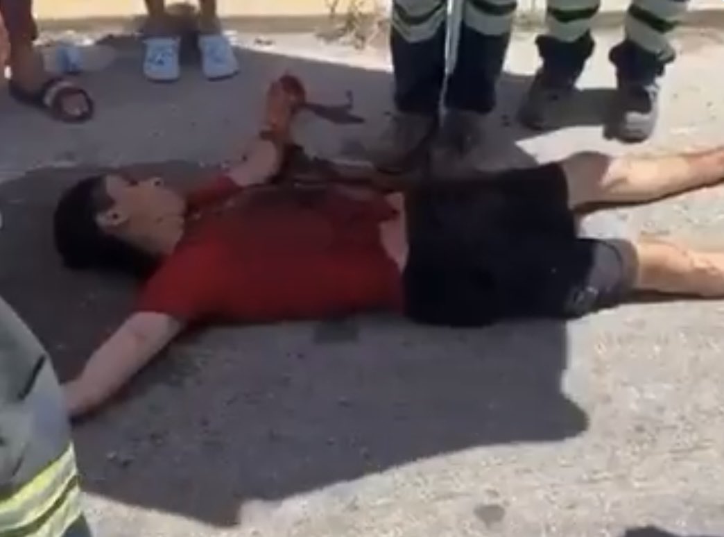 Ahmet el Naif, 17 yaşında Suriyeli işçi...

Dün motosikletle işten dönerken önü kesilip bıçaklanarak katledildi. 

Yıllardır yoğun emek sömürüsüne maruz kalan göçmen işçiler faşist saldırıların da hedefi oluyor!