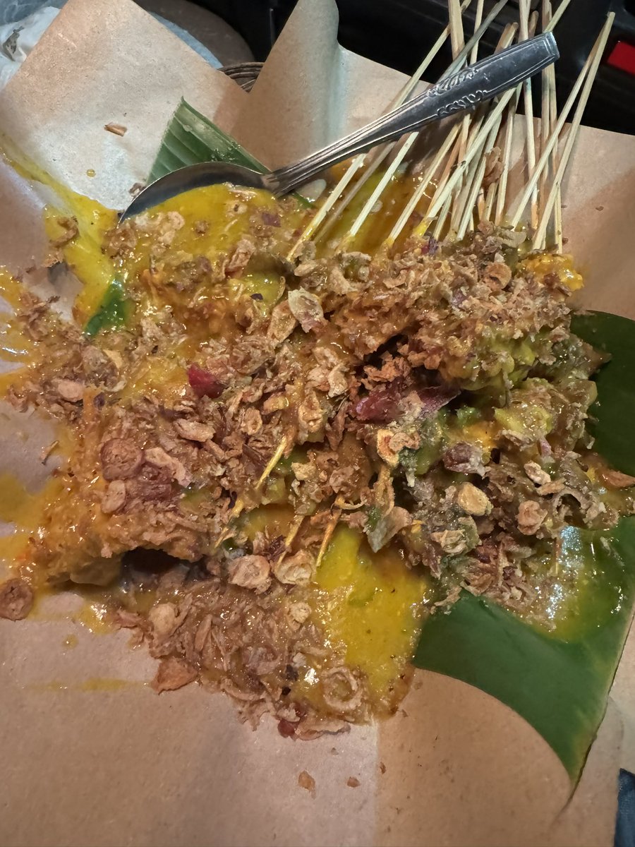 Ariefboediman's tweet photo. Sate padang yang sudah cukup lama ada di daerah wirobrajan, tadinya cuma jualan didepan rumah orang kini tempatnya lebih nyaman, klo datang awal bisa request balungan ayam juga dibumbu sate nya gratis 😂, bawang gorengnya juga buanyak #kulyog https://t.co/jBQ4FBkwsh