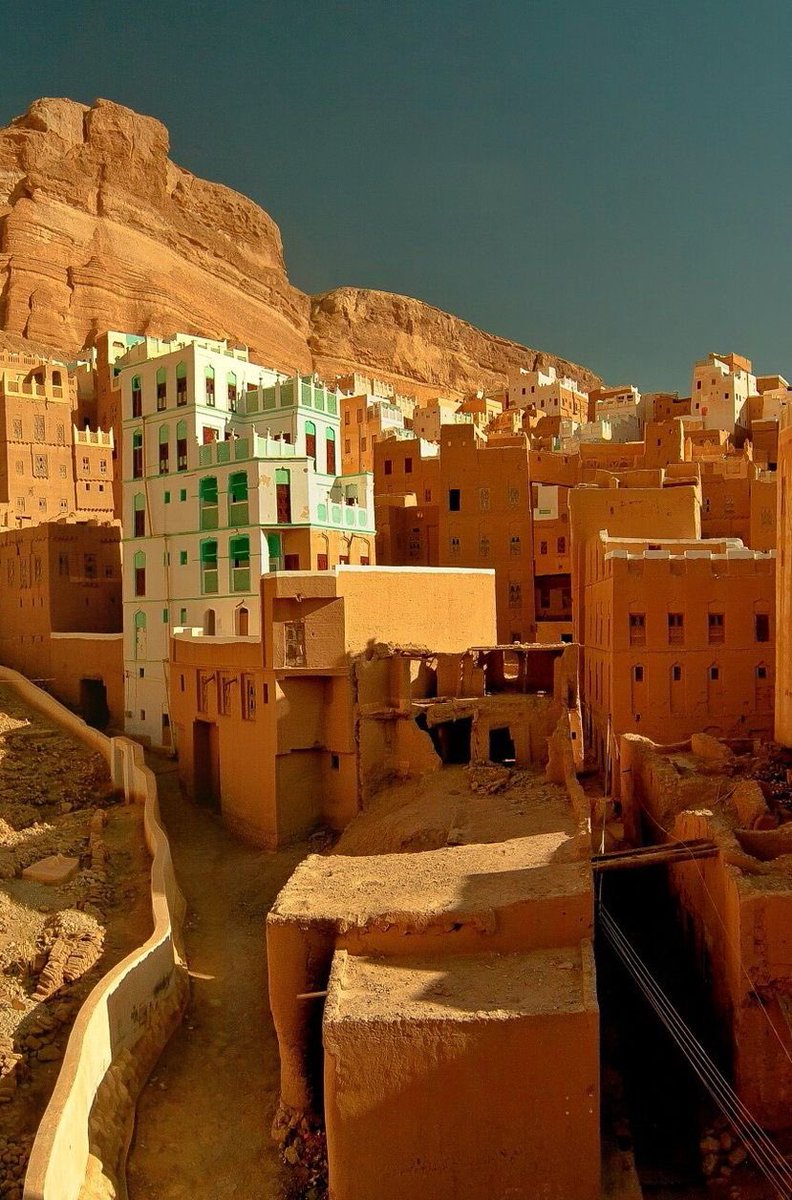 حضرموت 

مما قيل عن الحضارم؟ 

(ترى الحضرمي اذا وعدك ما يخلف)