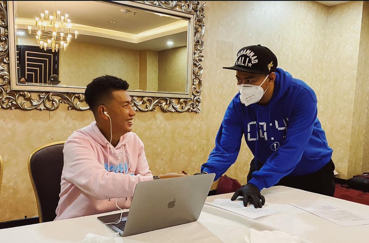 Makasih boss <a href="/pandji/">Pandji Pragiwaksono</a> udah ngajarin gue banyak hal baik selama dibawah naungan COMIKA. Berbuah 3 karya Special Show dan banyak karya lainnya. Gue izin pamit dan memulai perjalanan baru karier gue. Dadah MARKAS COMIKA 🫡