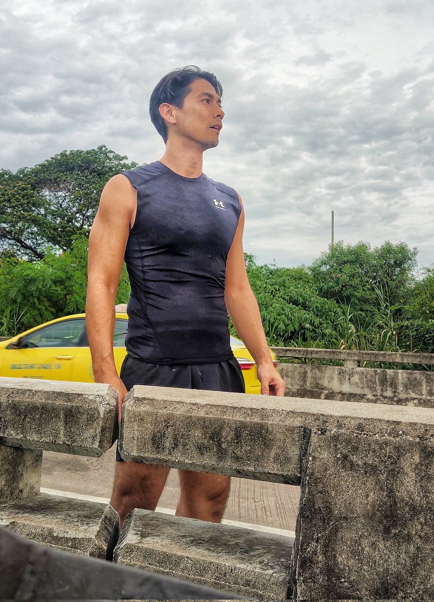 vadhanavira's tweet photo. Running Training in broad daylight needs an armour to protect!! ยืดออกกำลังแนบเนื้อเบาหวิว #underarmour #fitnessfashion #fitnesslife #lycra  #sportlifestyle #วิ่ง #runningoutfit #runningoutdoors #หมึกปริญ https://t.co/HGfSz0LkCd