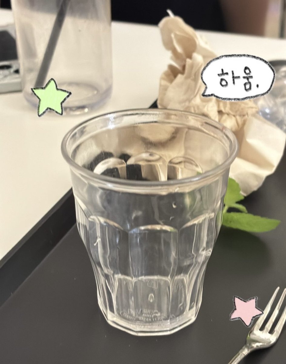 ….허접스티커 

더 열심히 그려올게요