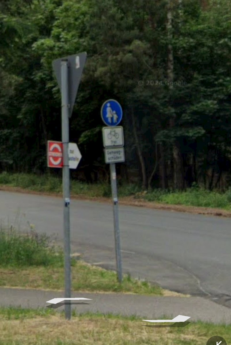 andybybike's tweet photo. @SenMVKUBerlin Ich bräuchte da mal ne Erklärung, wie ein Gehweg (für Radverkehr in Schrittgeschwindigkeit in nur eine Richtung freigegeben) für alle heißt. Danke. https://t.co/ATY54avKiO
