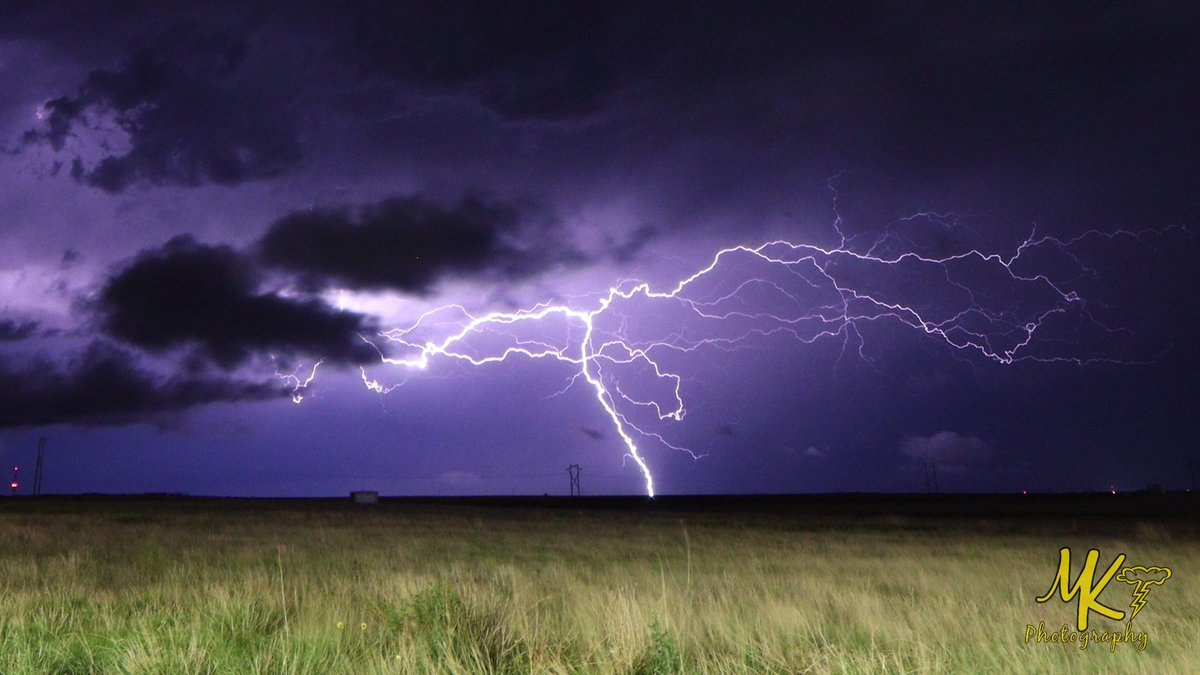 MK_StormChasing's tweet photo. More from the amazing light show Kansas. #lightning #weatherporn #weather #weatherphotography #photography #storm #stormphotography #stormchaser #thunderstorms #lightningbolt #lightningstorm #thunderstorm #scenery #nature #naturephotography #damnnatureyouscary #storm #storms https://t.co/pPvfzSzMLi
