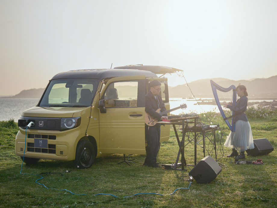 #takadaharpsalon   tell us that @hondajp announces its new 100% electric light commercial vehicle, the N-VAN e. We are  proud that to showcase their ethos ‘Free your imagination, play in nature’, they have chosen @sanae_harp and her Camac DHC32 #lesharpescamac #electroharp