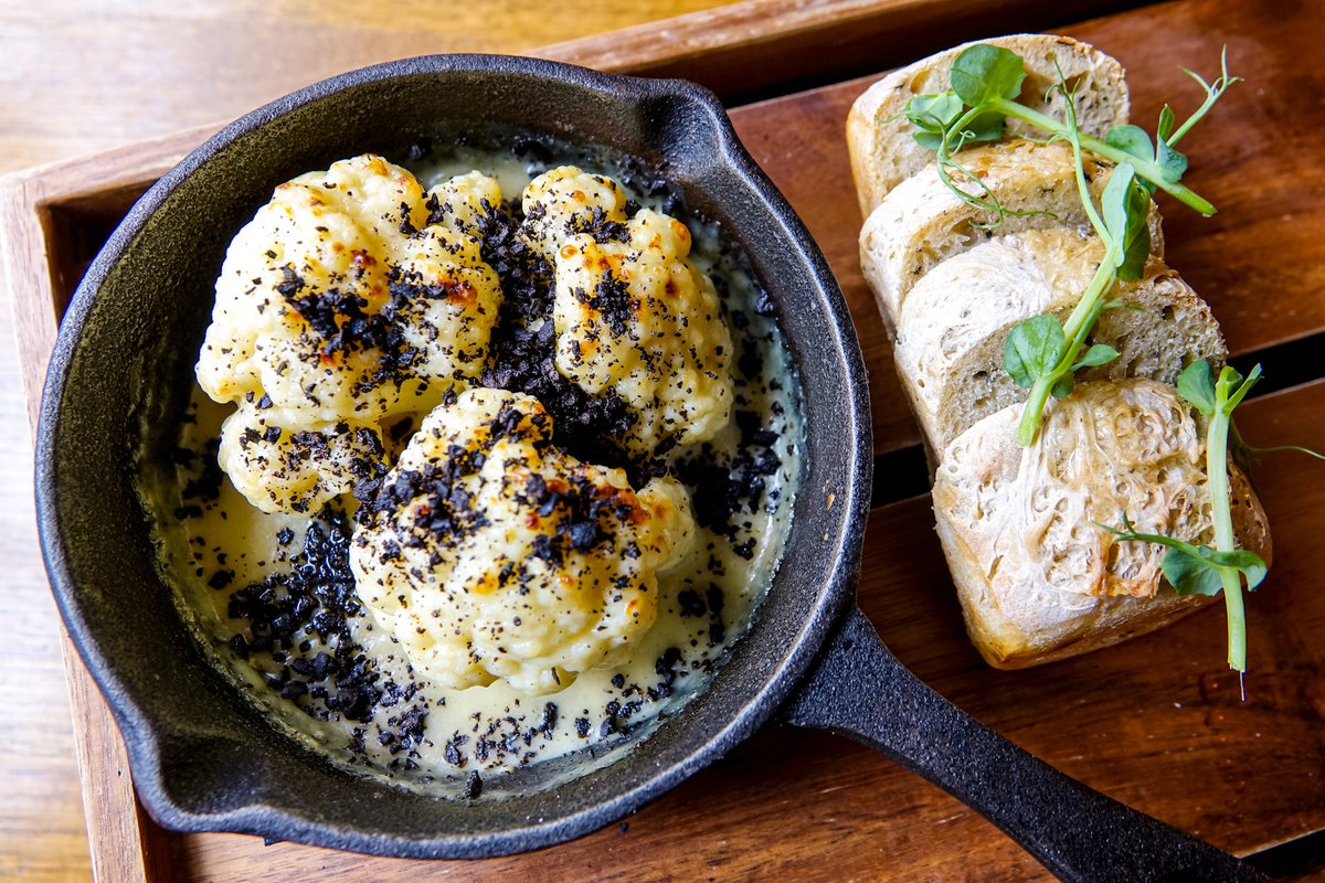 _The_LP's tweet image. Cauliflower cheese, black olive with truffle bread 😍

@redlionstaffs

#TheLewisPartnership #Stafford