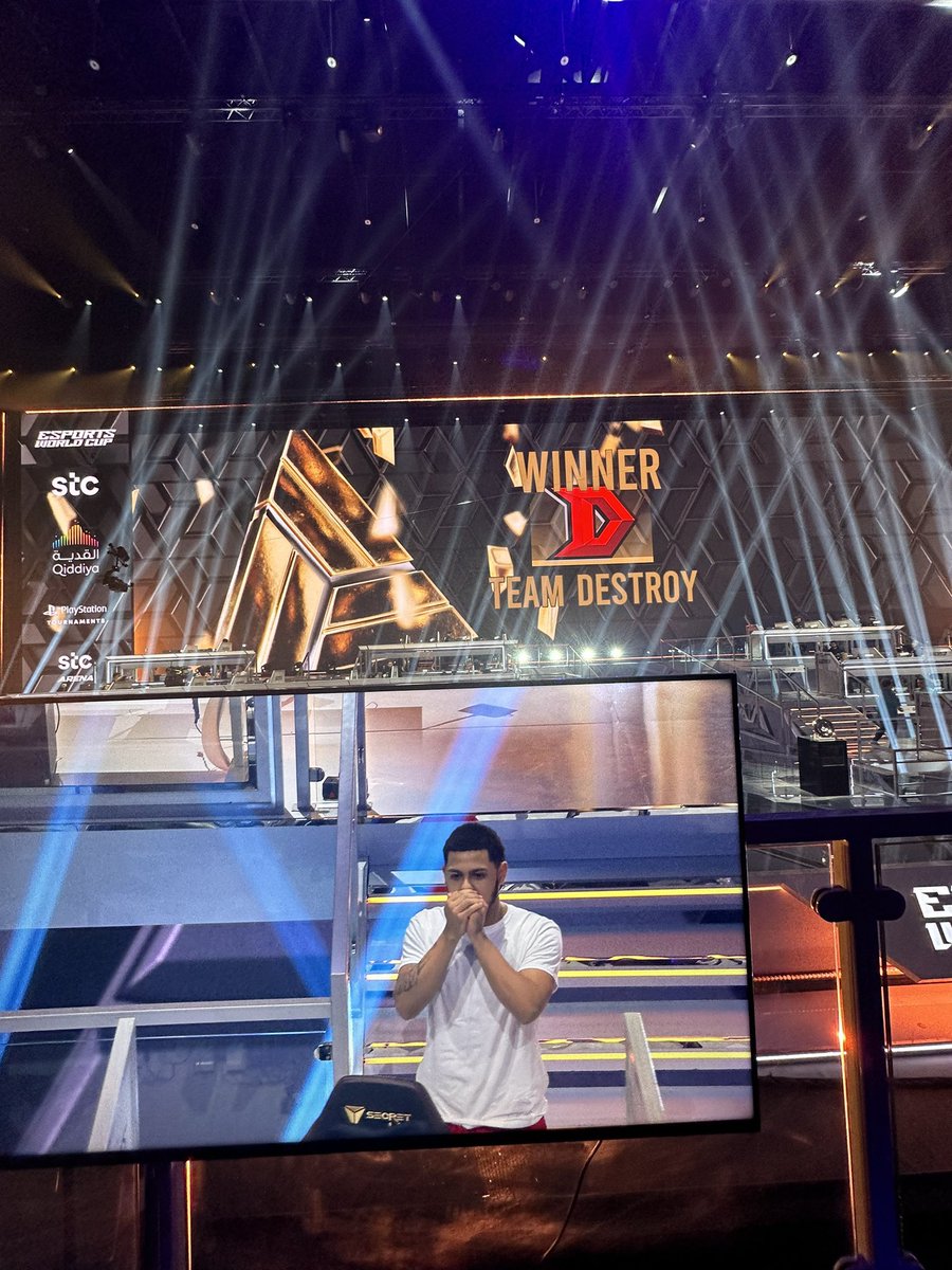 Destroy_215's tweet photo. IM IN THE HOSPITAL IN SAUDI NOT FEELING WELL &amp; MY LIL BROTHER IS CLUTCHING UP FOR ME ON STAGE I LOVE YOU @xJay215 YOU’RE THE BEST!! I WAS THERE WITH YOU IN SPIRIT 🏆 #EWC https://t.co/pehgzVS2jQ