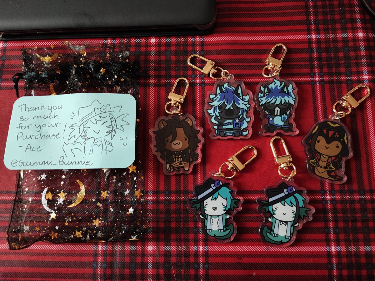 SnowGirlHD's tweet image. @Gummi_Bunnie Package has arrived safely, didn't realise how small they were but tbh it makes em cuter and idk how but you guessed one of my faves to draw on the Ty card 💜 
Cannot wait to give my friends their lion and snake man when I see em.