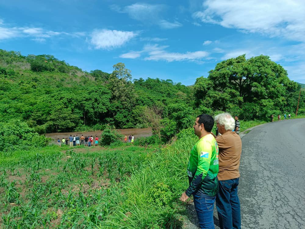 El Lic. Gómez, Dir. Rnal. <a href="/MinecOficial/">MinecOficial</a> Sucre y el Dr. Quintero, jefe del <a href="/ONCC_VE/">Observatorio Nacional de la Crisis Climática</a> Región Nororiental supervisaron los niveles de agua que llegaban al aliviadero del rio Manzanares en Pto. la Madera Cumaná. 
#3Jul ¡ETIQUETA DEL DÍA!  
#7FuerzasParaLaVictoria ¡Con Nico Venceremos!