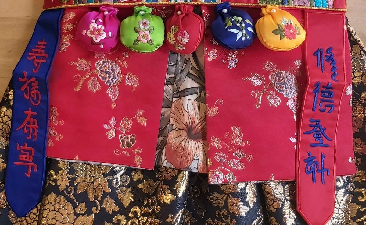 Long shot but is there anyone who can read korean translate this to English for me? #korea #hangul #hanbok