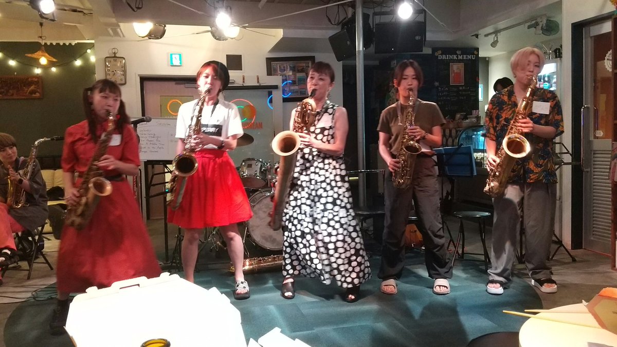 kaifukumen8's tweet photo. 今日はLadyHonkerzさんのBigbandセッション第２弾に参加してきたぜ！
やっぱりみんなで演奏できるのは楽しいし、すごく勉強になる😌
でも吹ける曲が１曲しかないのは悔しい…😣

もっと頑張って次回は今より少しでも吹けるようになってやる…！！ https://t.co/NlMxNWCm0u