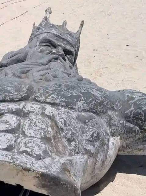 QueBuenoDenver's tweet photo. INCREÍBLE PERO CIERTO 

En Yucatán, un grupo de personas se organizaron para derribar una estatua de Poseidón ya que desde su instalación coincidió con la llegada de tormentas tropicales. https://t.co/revO61zKwr