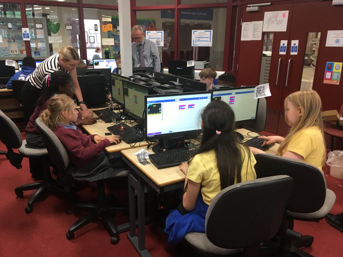 Parkfield's tweet photo. Our #Y6 #TechnologyTeam enjoyed taking part in a fun #Computing session at @HollinPrimary this afternoon with pupils from @LittleHeatonCE where they enjoyed programming animations on the small MicroBit computers. @piramiddcollab https://t.co/1k7ksl3W8r