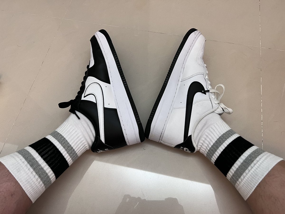 EvanChung2005's tweet photo. 鞋子這樣穿去上班會不會很智障？🤨 https://t.co/8pmoBnzs8t