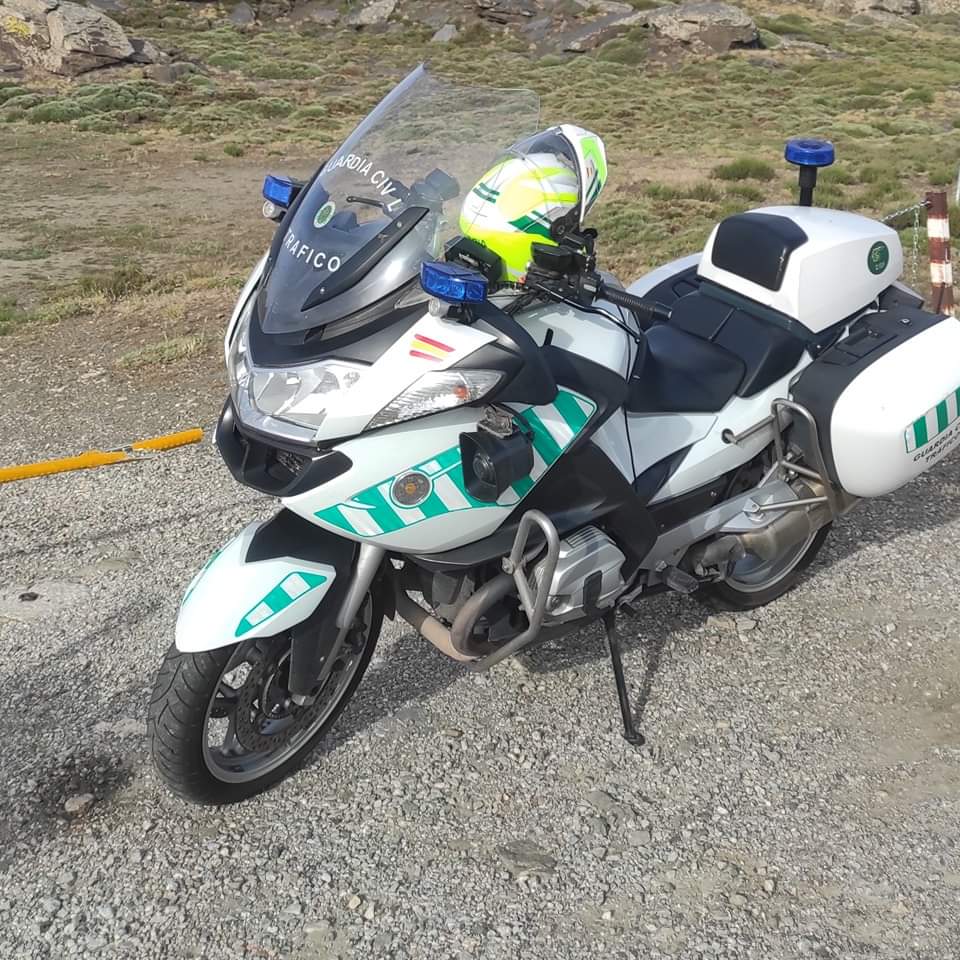 MqGuardiaCivil's tweet photo. En carretera respeto.
No es una bici, una moto, un coche: SOMOS personas, SOMOS vidas. Respeta distancias, señales, velocidad.
Desplázate #concabeza
🚶♀️ Andando
🚗 Coche
🛵 Moto
🚇 Transporte público
🚕 Taxi/VTC
🚛 Furgoneta/camión
🚲 🛴 Bici/patinete
⛔ Al volante #ceroalcohol https://t.co/emHt0WZmXw