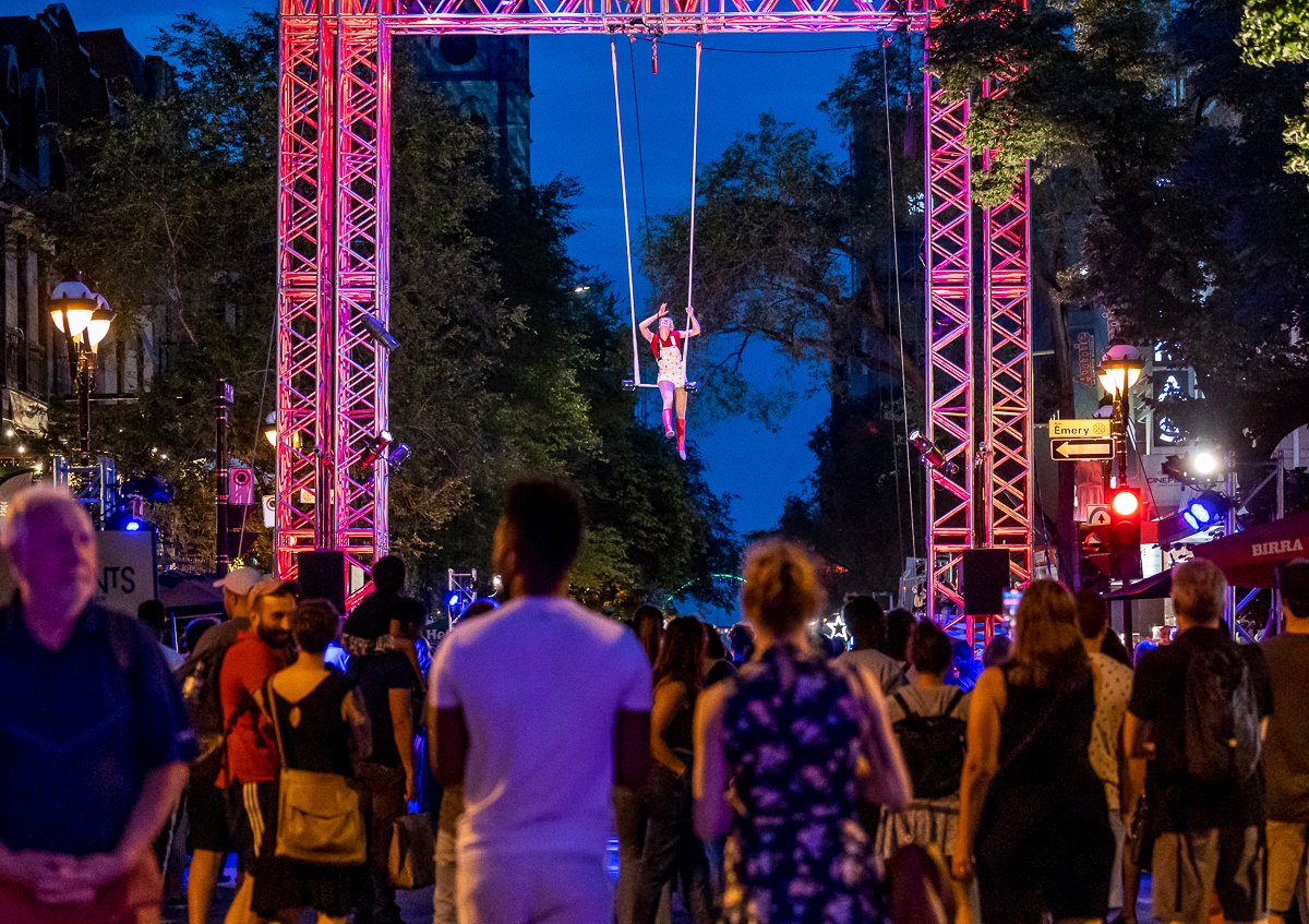 Montréal’s circus festival (<a href="/mtlccirque/">MCOMPLÈTEMENTCiRQUE</a>) begins today!

🤸🤸‍♂️🤸‍♀️

Enjoy performances—many of them free—until July 14.

╰┈➤ bit.ly/3W6MrSG

📷 <a href="/evablue/">Eva Blue</a> #montreal #circus