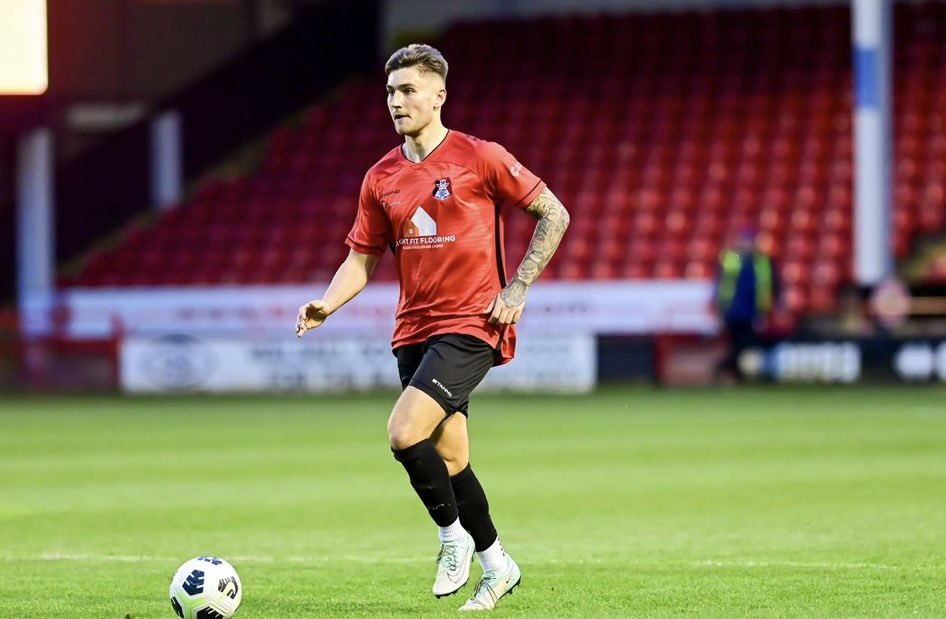 ⚫️🔴 HADLEY COMMITS 🔴⚫️

Dan Hadley has comitted for another season to the hammers 

He's tremendous displays in defence last year were a huge part of the hammers success 

He's character and fun vibe are crucial to everything we love about him 

Let's go Hadley!!! ⚒️⚒️