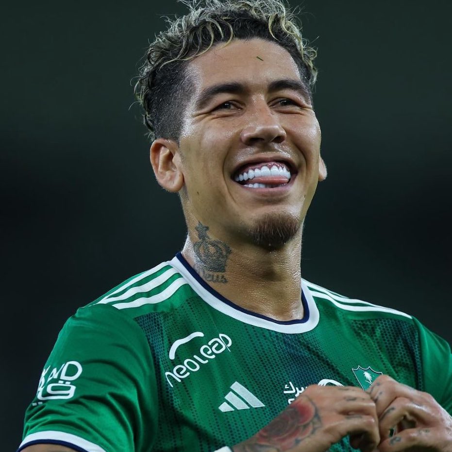 choquei's tweet photo. 🚨FAMOSOS: Roberto Firmino, ex-jogador do Liverpool e Seleção, vira pastor de igreja evangélica. 

O esportista abriu o tempo religioso com a esposa há 3 anos, mas só no último final de semana foi consagrado pastor. https://t.co/GXsX2rhR1Z