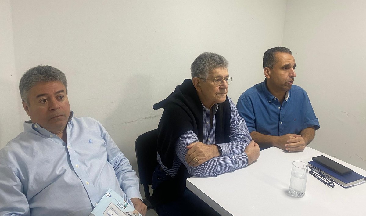 #3JULIO | Nuestros compañeros <a href="/hramosallup/">Henry Ramos Allup</a>, <a href="/PieroMaroun/">Piero Maroun</a> y Luis Carlos Padilla, reunidos vía zoom con dirigentes de Ciudad Bolívar que se incorporan a nuestro partido para continuar el trabajo por la victoria del próximo #28JULIO con <a href="/EdmundoGU/">Edmundo González</a>🇻🇪